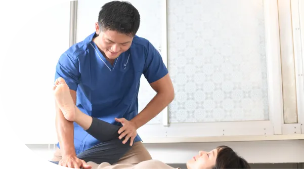 痛みの根本原因に基づく施術を行う接骨院の様子