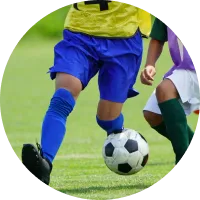 サッカー中に怪我をした子どもの写真