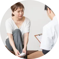 足の痛みで診察を受ける女性の様子