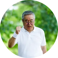 高齢者が運動しているリハビリの様子