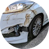 交通事故後の車と痛みのリハビリ希望者の様子