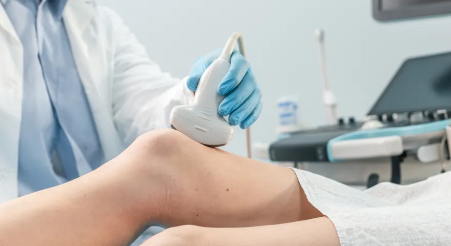 最新エコーを使用して痛みの原因を分析する様子